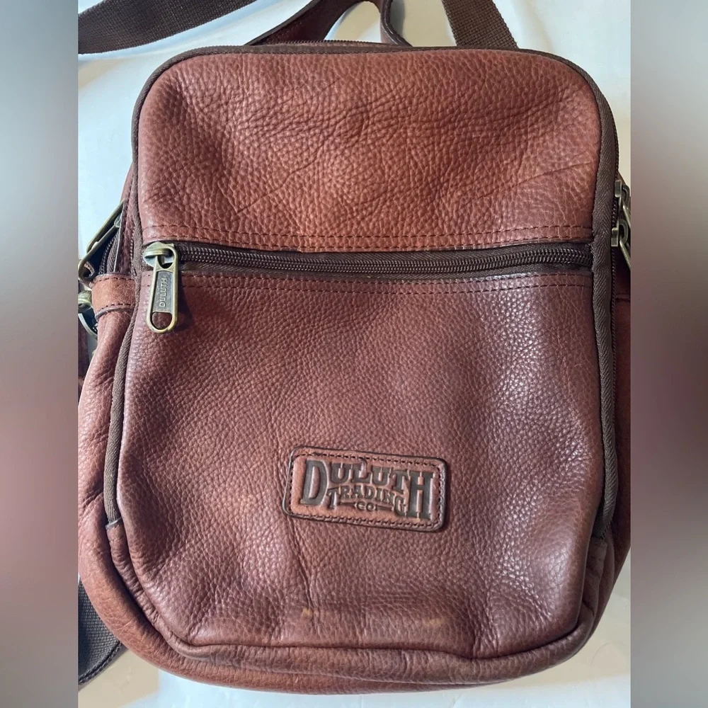 Duluth Trading Co Lifetime Leather Travel Bag Multi Zip Pocket Crossbody Brown